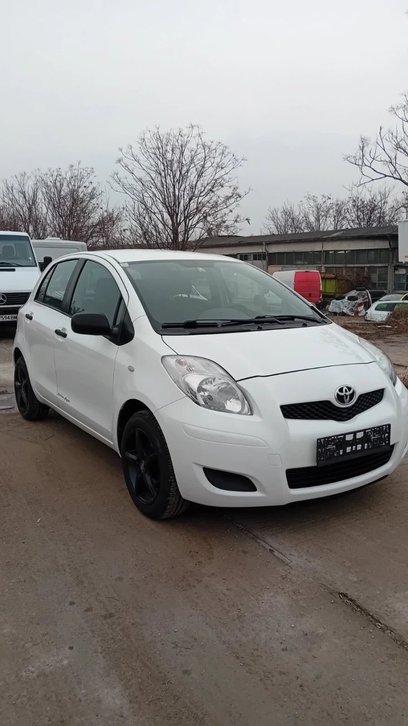 Toyota Yaris 1.0 Бензин, снимка 2 - Автомобили и джипове - 49482787