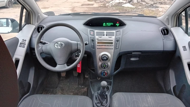 Toyota Yaris 1.0 Бензин, снимка 11 - Автомобили и джипове - 49482787