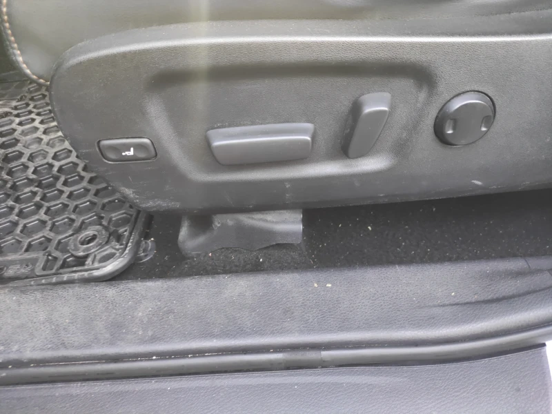 Toyota Highlander XLE / Хибрид / 7+ 1 / Активен дистроник , снимка 17 - Автомобили и джипове - 53583536