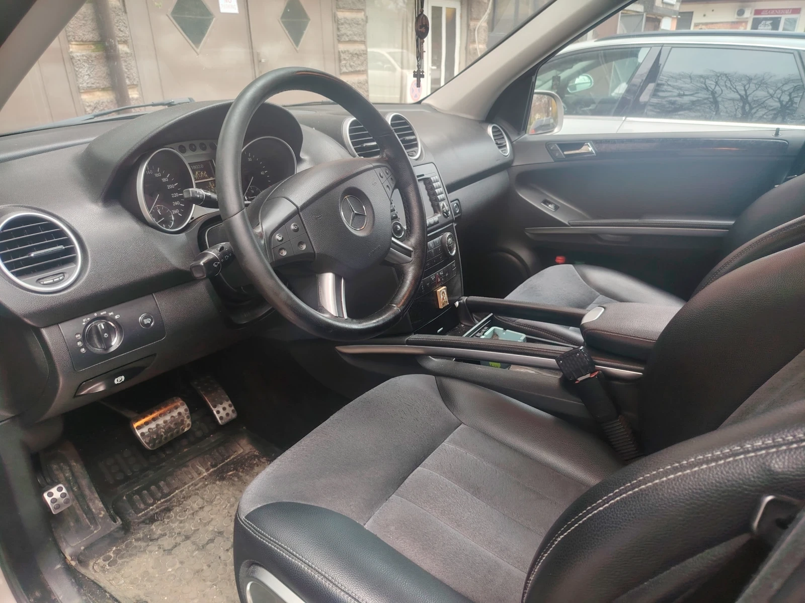 Mercedes-Benz ML 320  - изображение 8