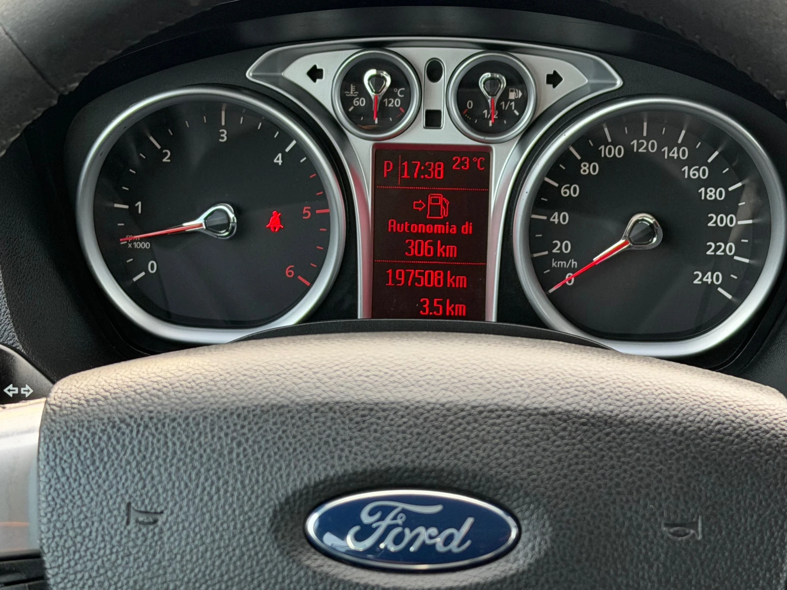 Ford Kuga 2.0TDCI АВТОМАТ ИТАЛИЯ, снимка 11 - Автомобили и джипове - 55414412