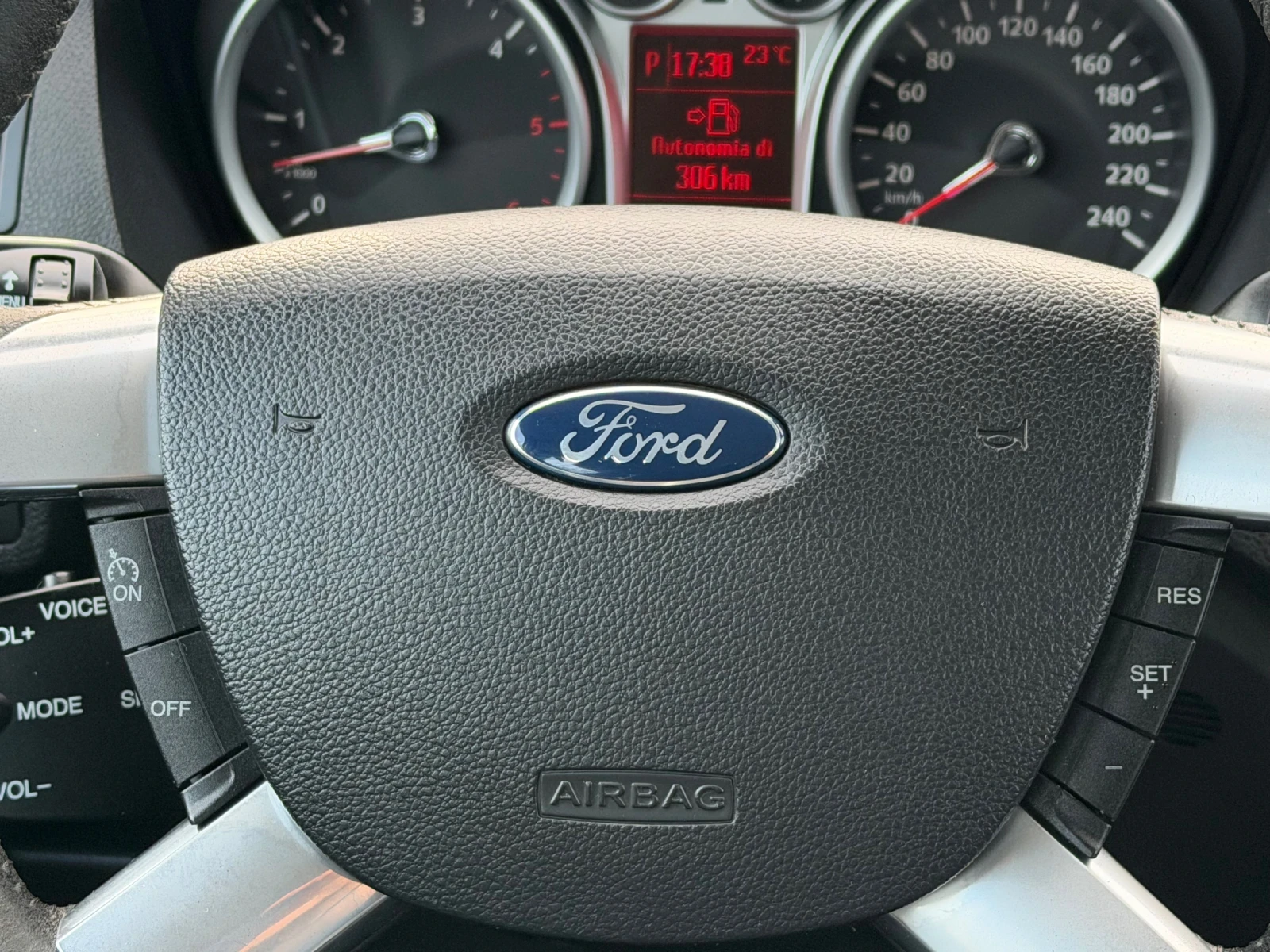 Ford Kuga 2.0TDCI АВТОМАТ ИТАЛИЯ, снимка 12 - Автомобили и джипове - 55414412