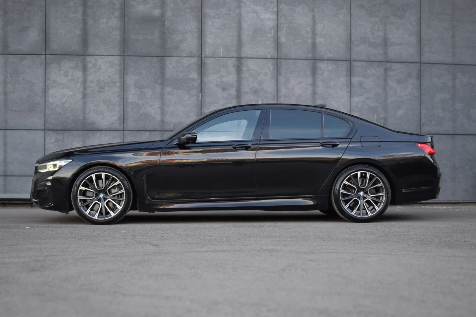 BMW 750 DISTRONIC, M-PACK, MASSAGE, SOFT-CLOSE, ADAPTIVE L, снимка 4 - Автомобили и джипове - 53716213