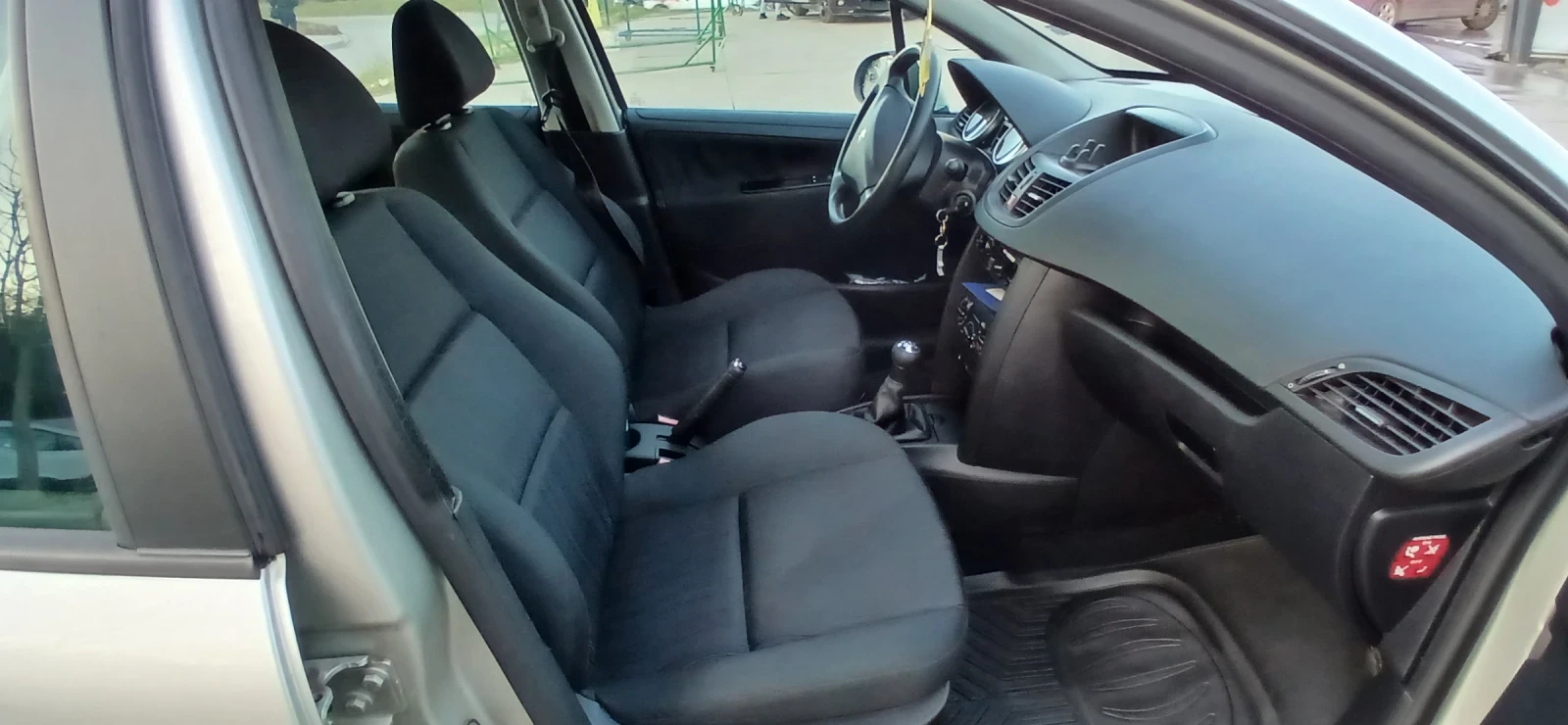 Peugeot 207 1.4 УНИКАЛНА 140 000 КМ, снимка 15 - Автомобили и джипове - 53834685