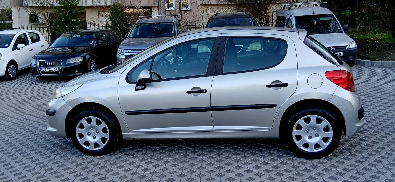 Peugeot 207 1.4 УНИКАЛНА 140 000 КМ, снимка 5 - Автомобили и джипове - 53834685
