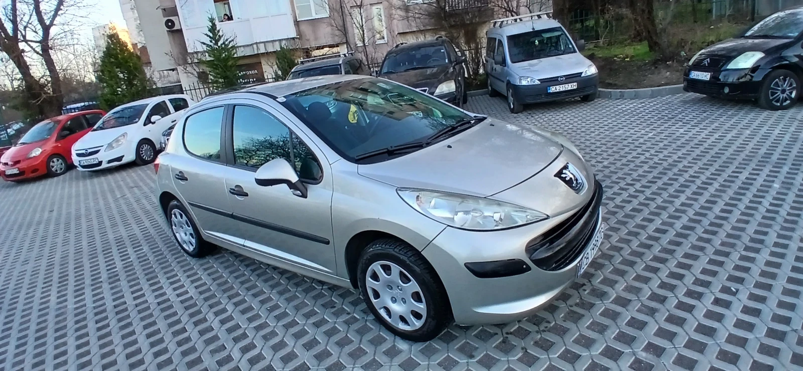 Peugeot 207 1.4 УНИКАЛНА 140 000 КМ, снимка 3 - Автомобили и джипове - 53834685