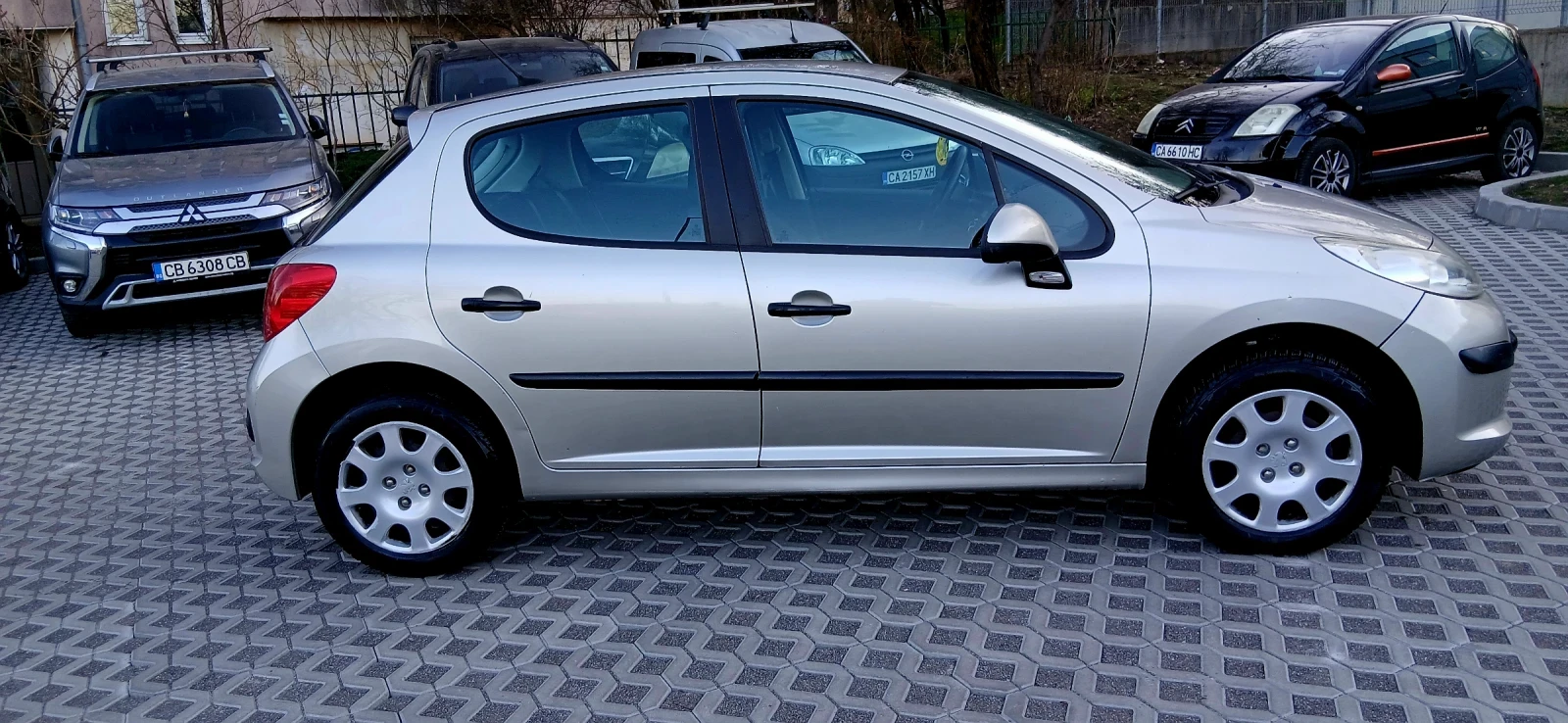 Peugeot 207 1.4 УНИКАЛНА 140 000 КМ, снимка 10 - Автомобили и джипове - 53834685