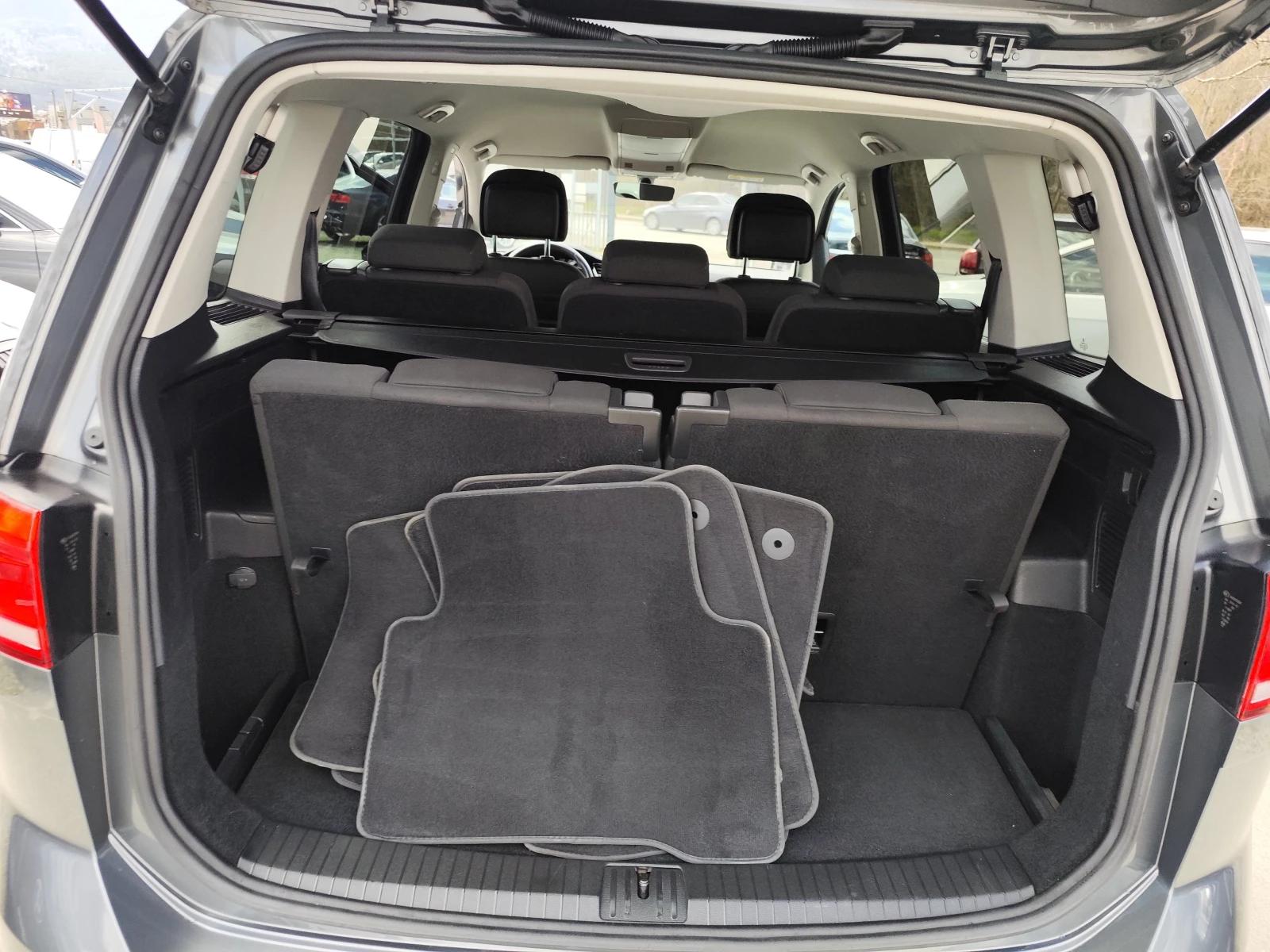 VW Touran 2.0TDi* 7 MECTA* АВТОМАТИК* , снимка 14 - Автомобили и джипове - 53985883