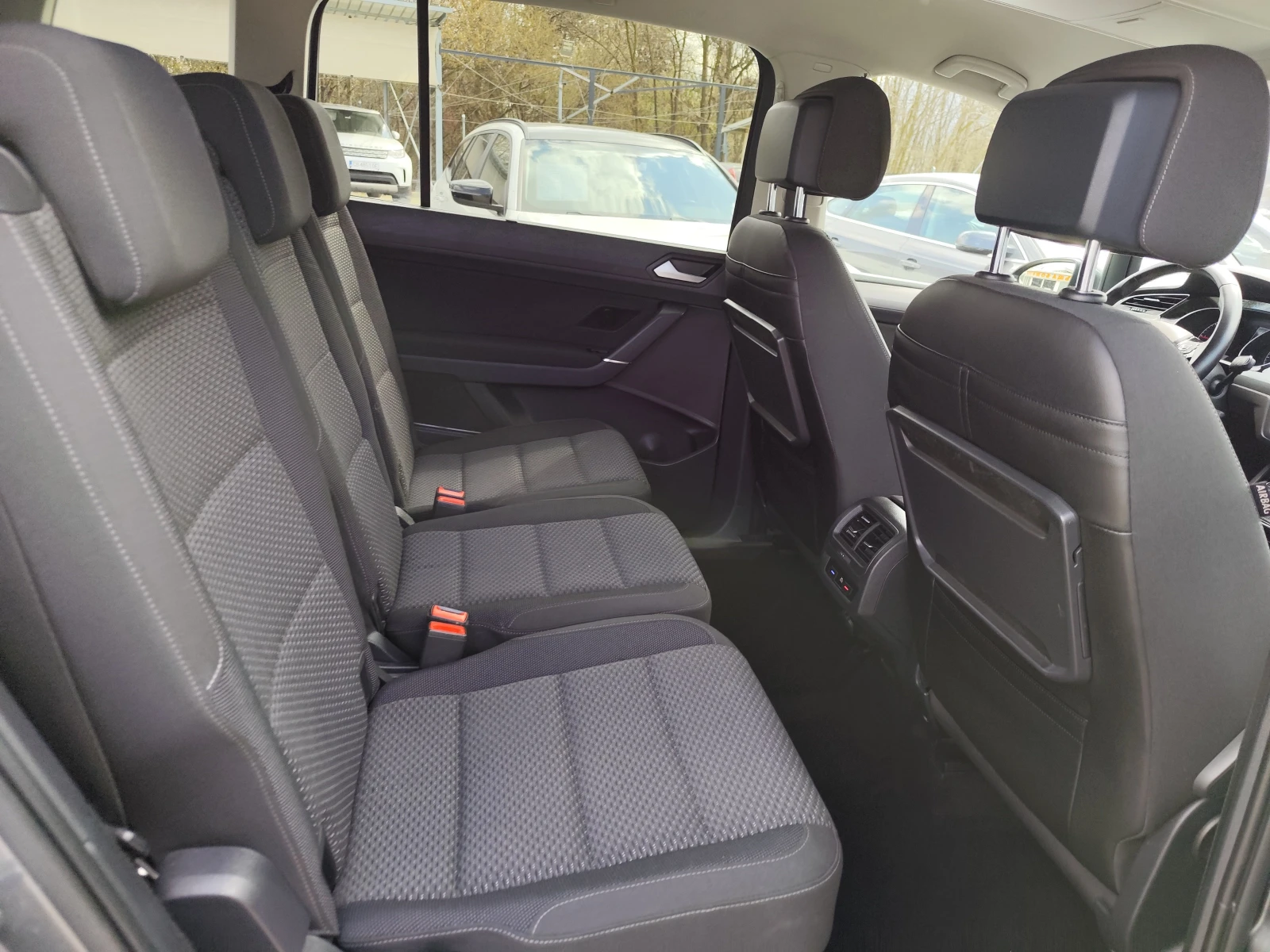 VW Touran 2.0TDi* 7 MECTA* АВТОМАТИК* , снимка 12 - Автомобили и джипове - 53985883