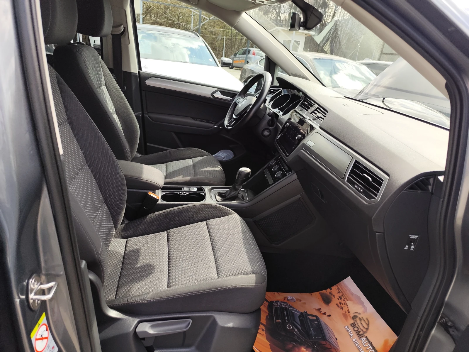VW Touran 2.0TDi* 7 MECTA* АВТОМАТИК* , снимка 13 - Автомобили и джипове - 53985883