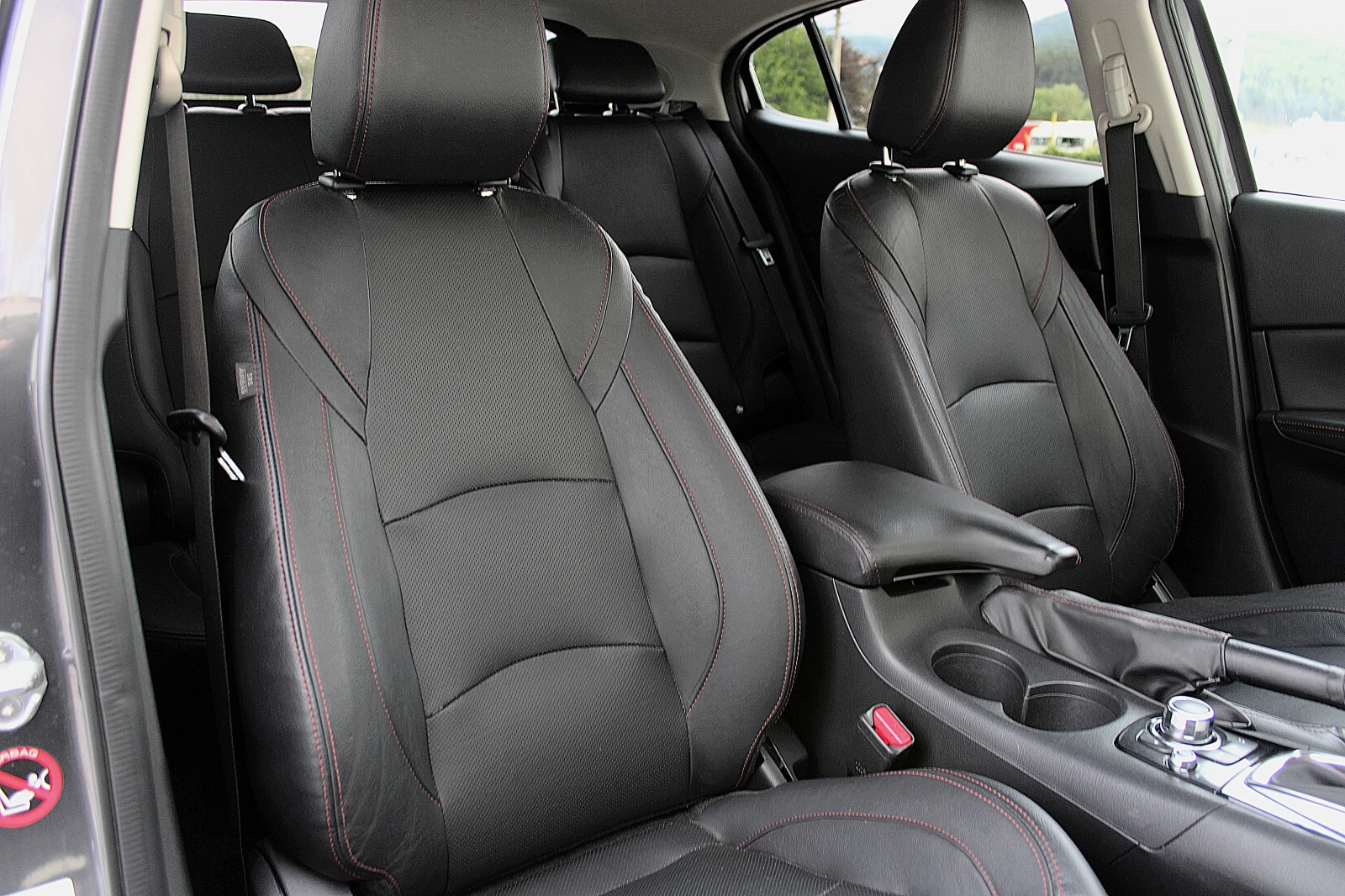 Mazda 3 2.2d/SKYACTIV/PDC/HEAD UP/DISTRONIC/KEYLESS/LED, снимка 9 - Автомобили и джипове - 54722756