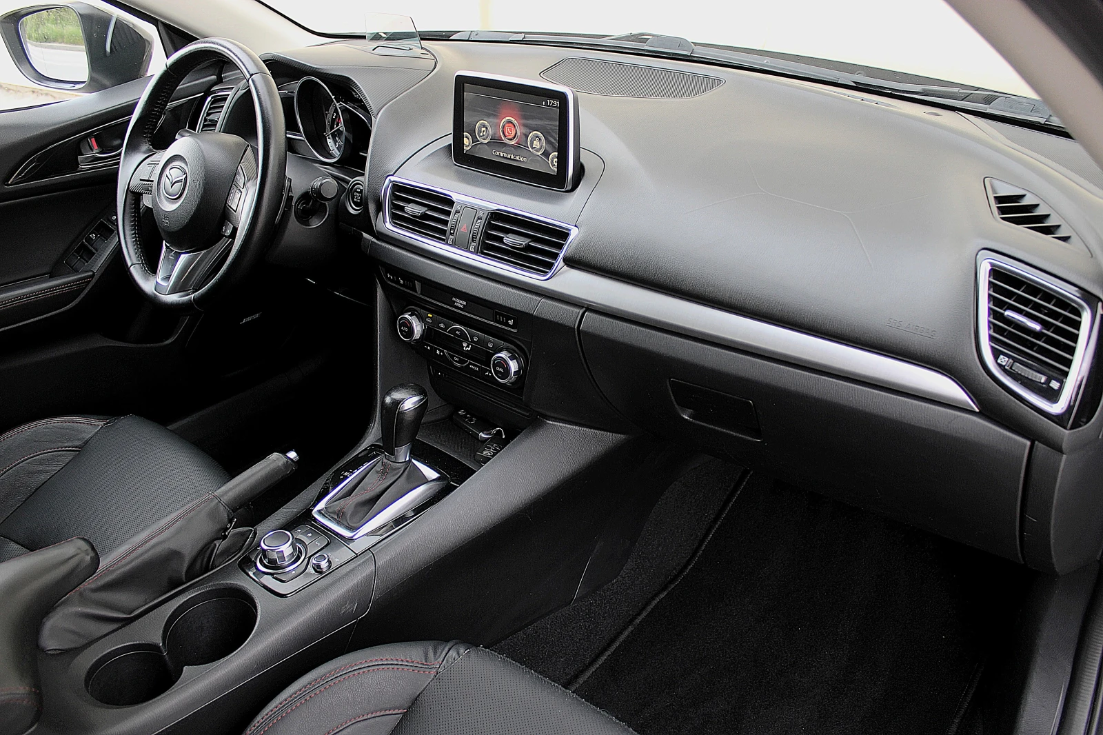 Mazda 3 2.2d/SKYACTIV/PDC/HEAD UP/DISTRONIC/KEYLESS/LED, снимка 12 - Автомобили и джипове - 54722756