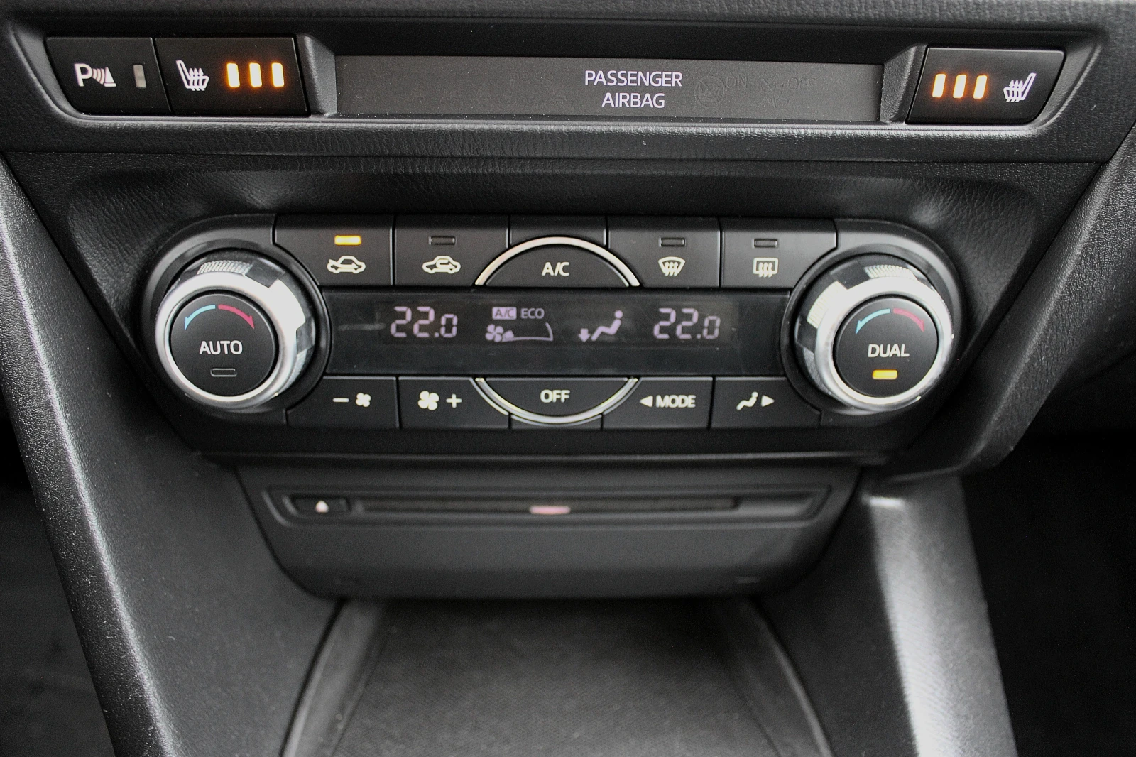 Mazda 3 2.2d/SKYACTIV/PDC/HEAD UP/DISTRONIC/KEYLESS/LED, снимка 13 - Автомобили и джипове - 54722756