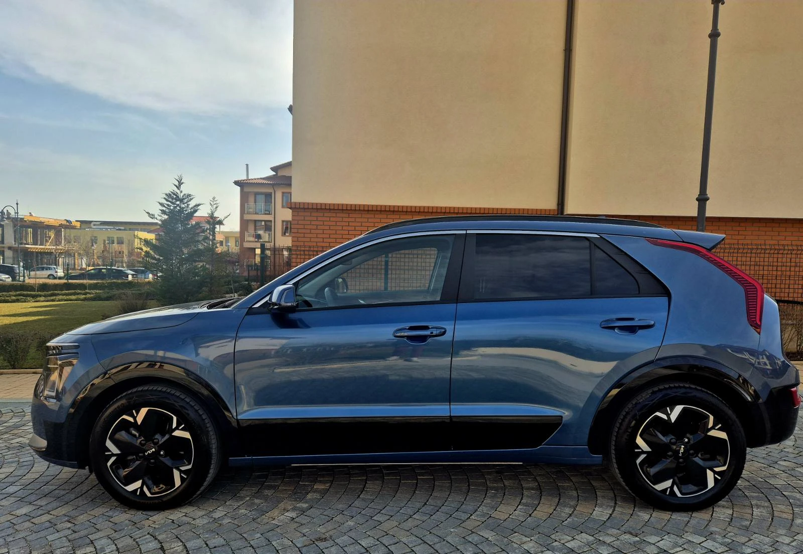 Kia Niro 65 KWH* SOH 100%* H/K* КОЖА* ПОДГРЕВ* ОБДУХВАНЕ* , снимка 2 - Автомобили и джипове - 53394895