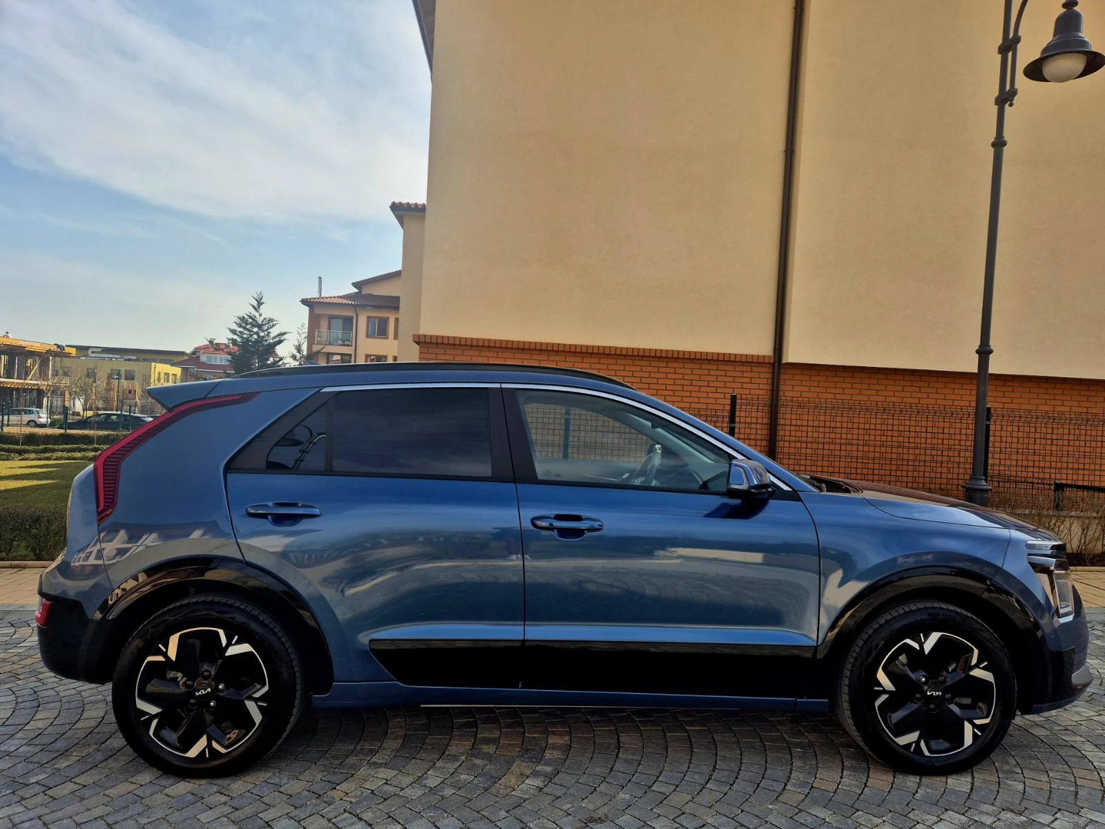 Kia Niro 65 KWH* SOH 100%* H/K* КОЖА* ПОДГРЕВ* ОБДУХВАНЕ* , снимка 6 - Автомобили и джипове - 53394895