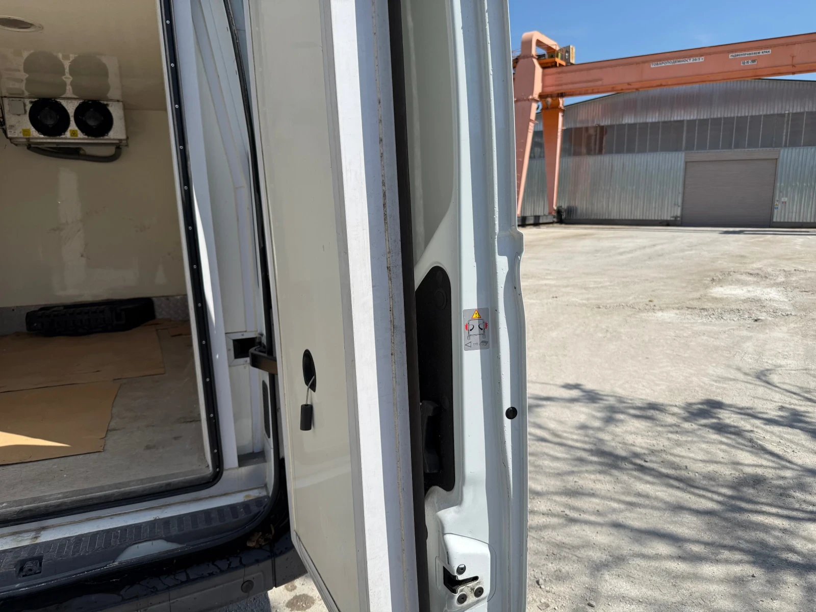 Renault Master 2.2 дизел хладилен, снимка 13 - Бусове и автобуси - 54427763