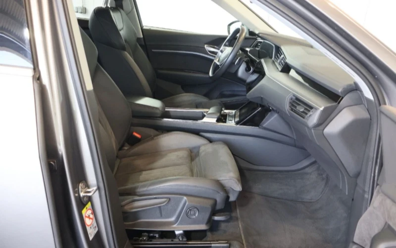 Audi E-Tron Quatro/Led/Leder/Luft/kam, снимка 12 - Автомобили и джипове - 53039134