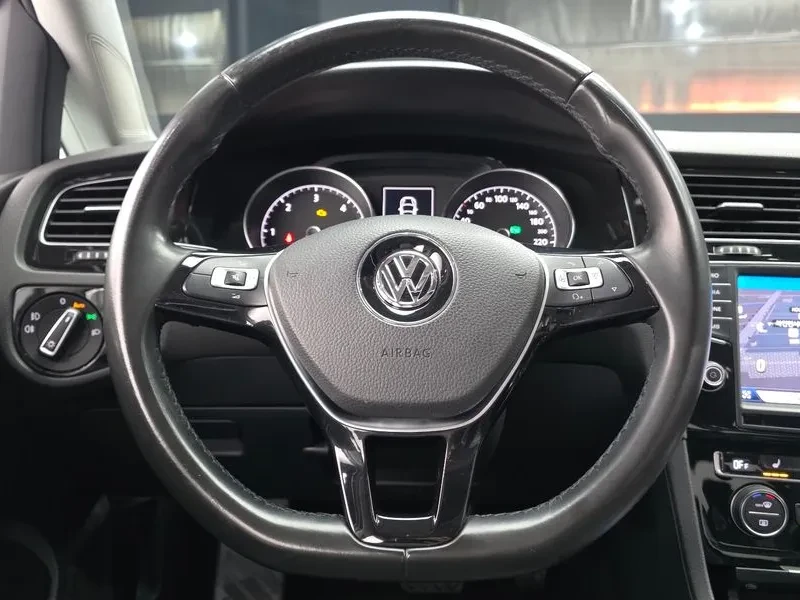 VW Golf 2.0 TDI, снимка 13 - Автомобили и джипове - 54300725