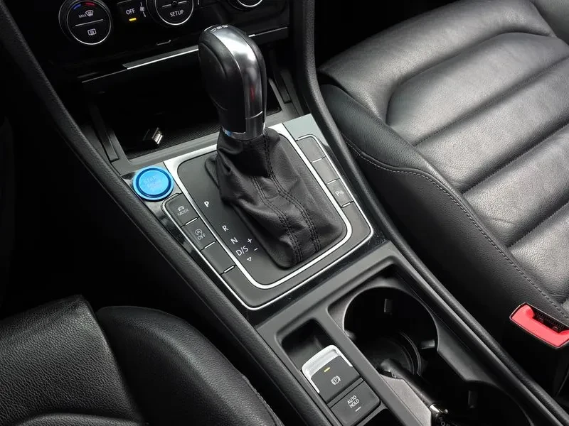 VW Golf 2.0 TDI, снимка 9 - Автомобили и джипове - 54300725
