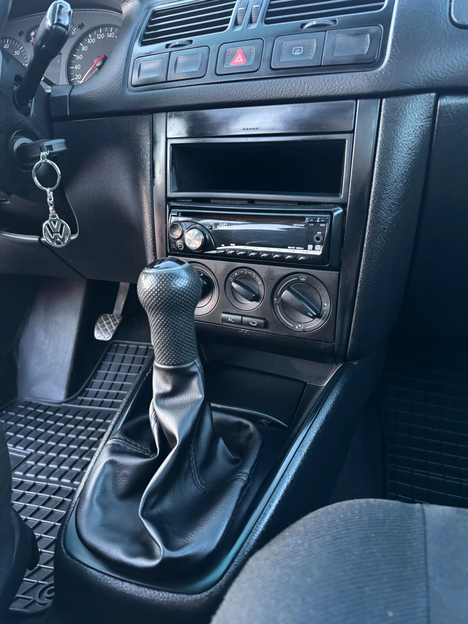 VW Bora 1.6i SR - изображение 10