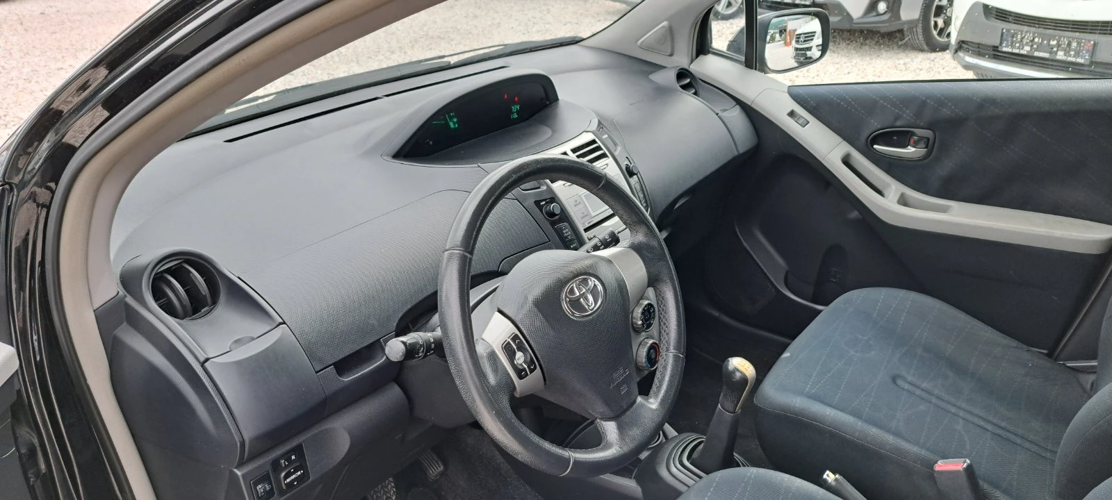 Toyota Yaris 1.4 D4D 90kc Face, снимка 9 - Автомобили и джипове - 56726585