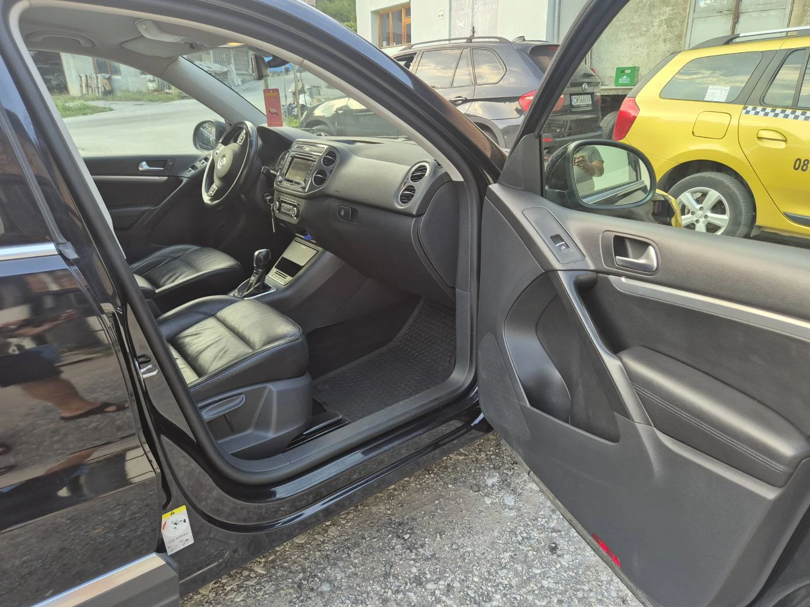 VW Tiguan 2.0TDI;TOP;NAVI;Кожа;4x4, снимка 17 - Автомобили и джипове - 56107609