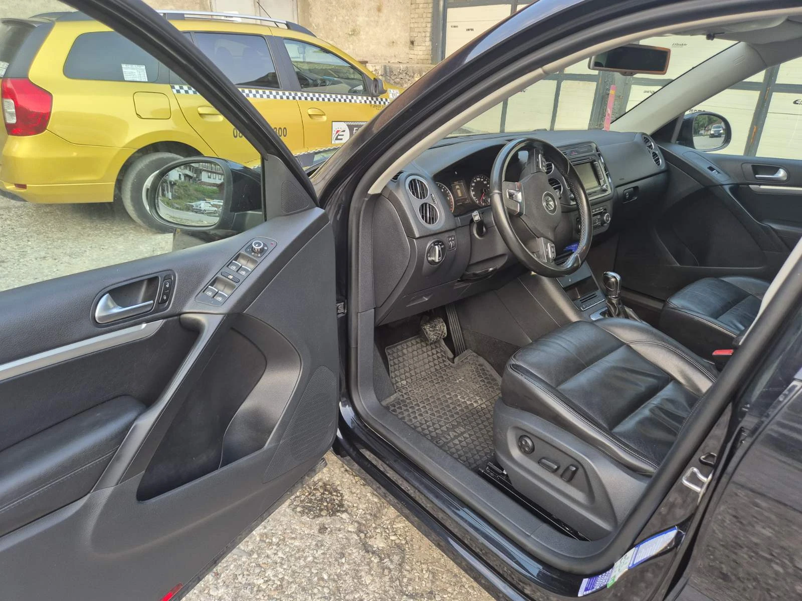 VW Tiguan 2.0TDI;TOP;NAVI;Кожа;4x4, снимка 13 - Автомобили и джипове - 56107609