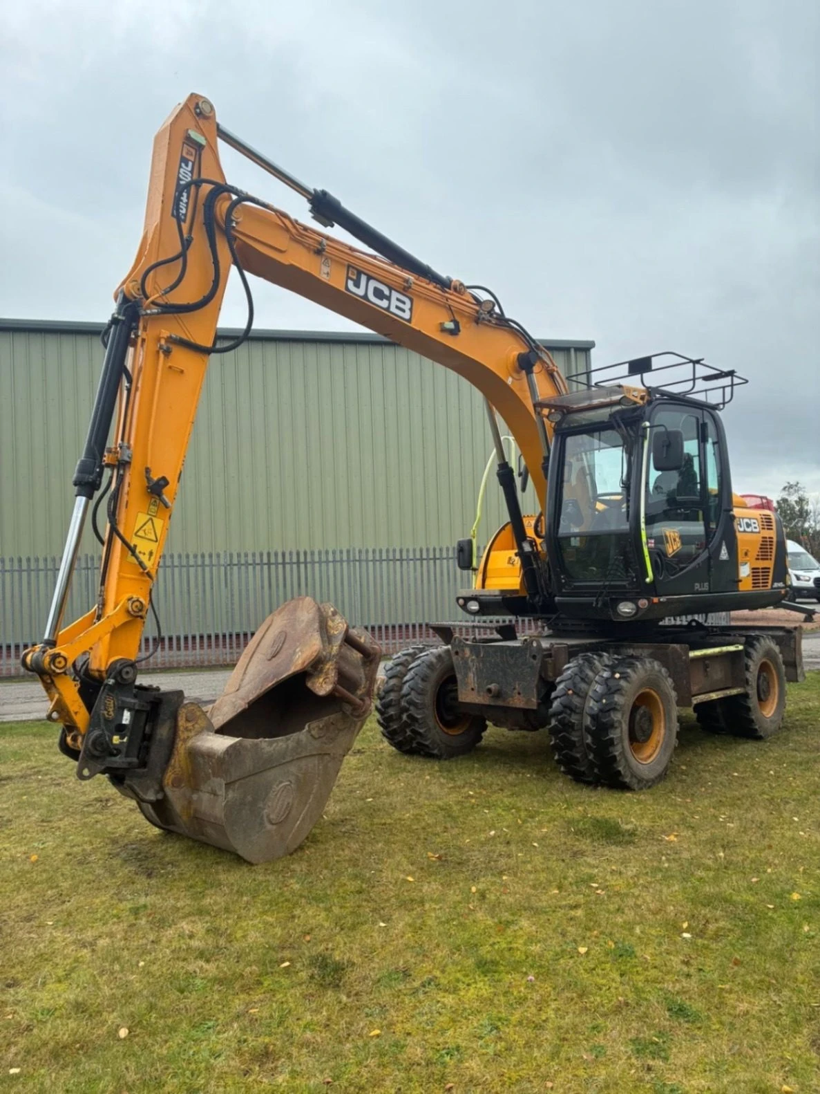 Багер JCB JS145W