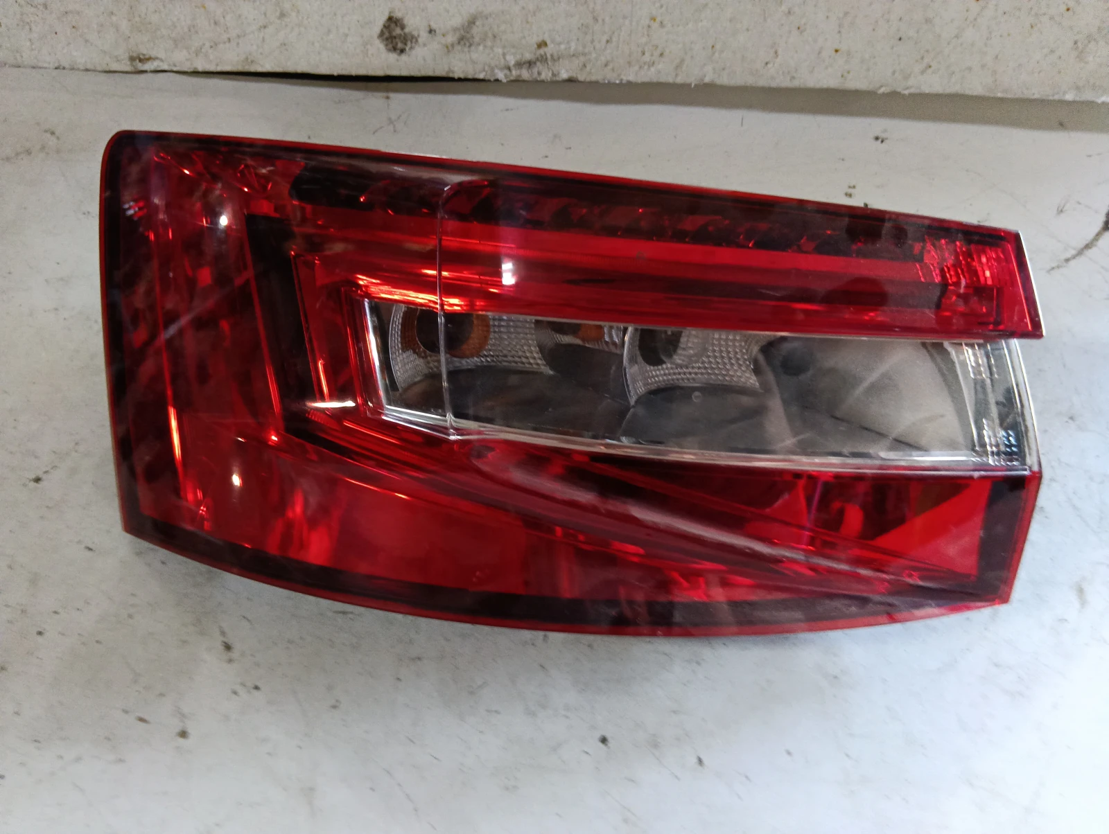 стоп ляв външен хечбек 3V5945207 3V5945207A 3V5945711 3V5945711B Skoda Superb