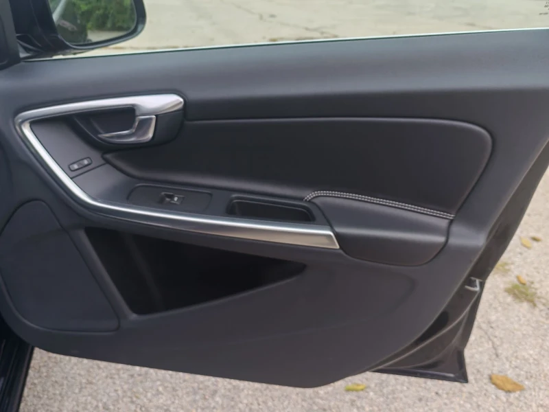 Volvo V60 2.4 D6 PLUG IN HYBRID 4X4, снимка 13 - Автомобили и джипове - 52437675