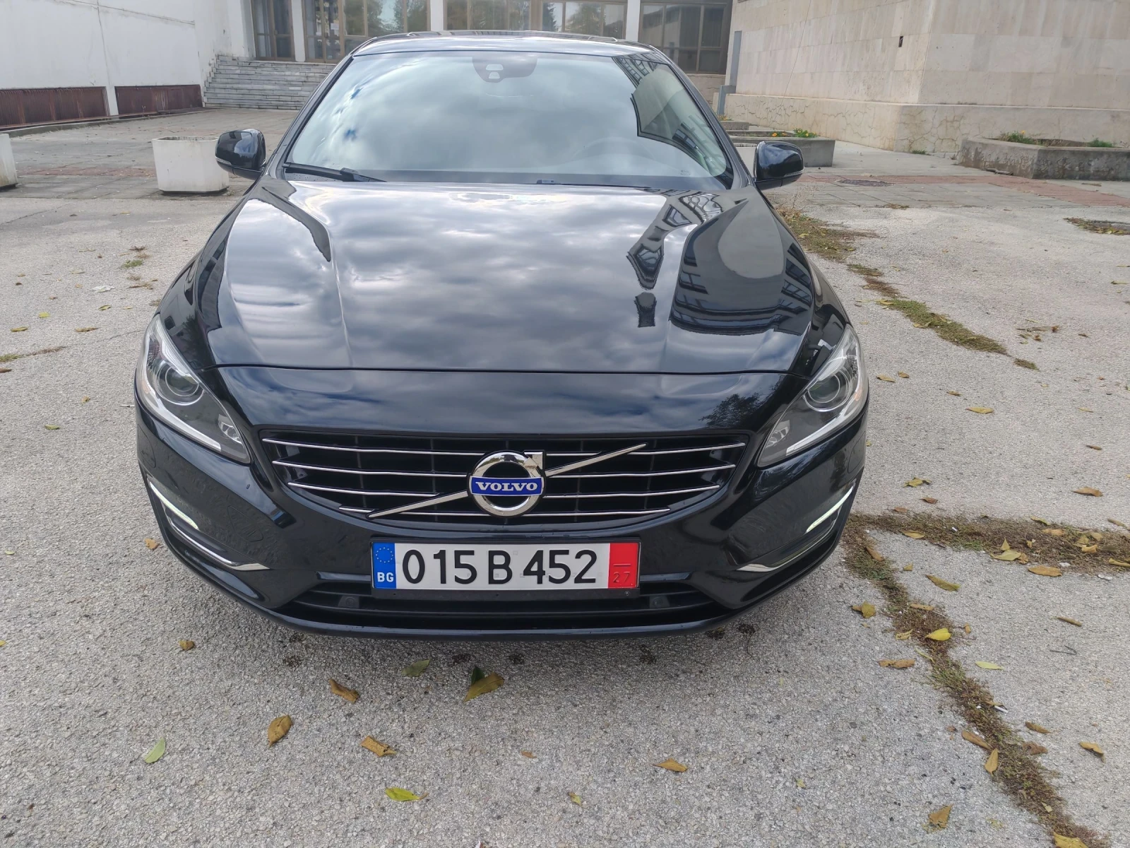 Volvo V60 2.4 D6 PLUG IN HYBRID 4X4 - изображение 2