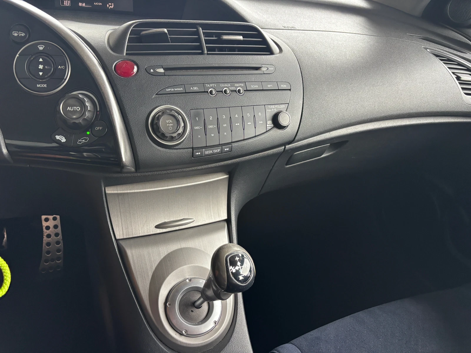 Honda Civic 1.8i LPG Automatic, снимка 14 - Автомобили и джипове - 54884351