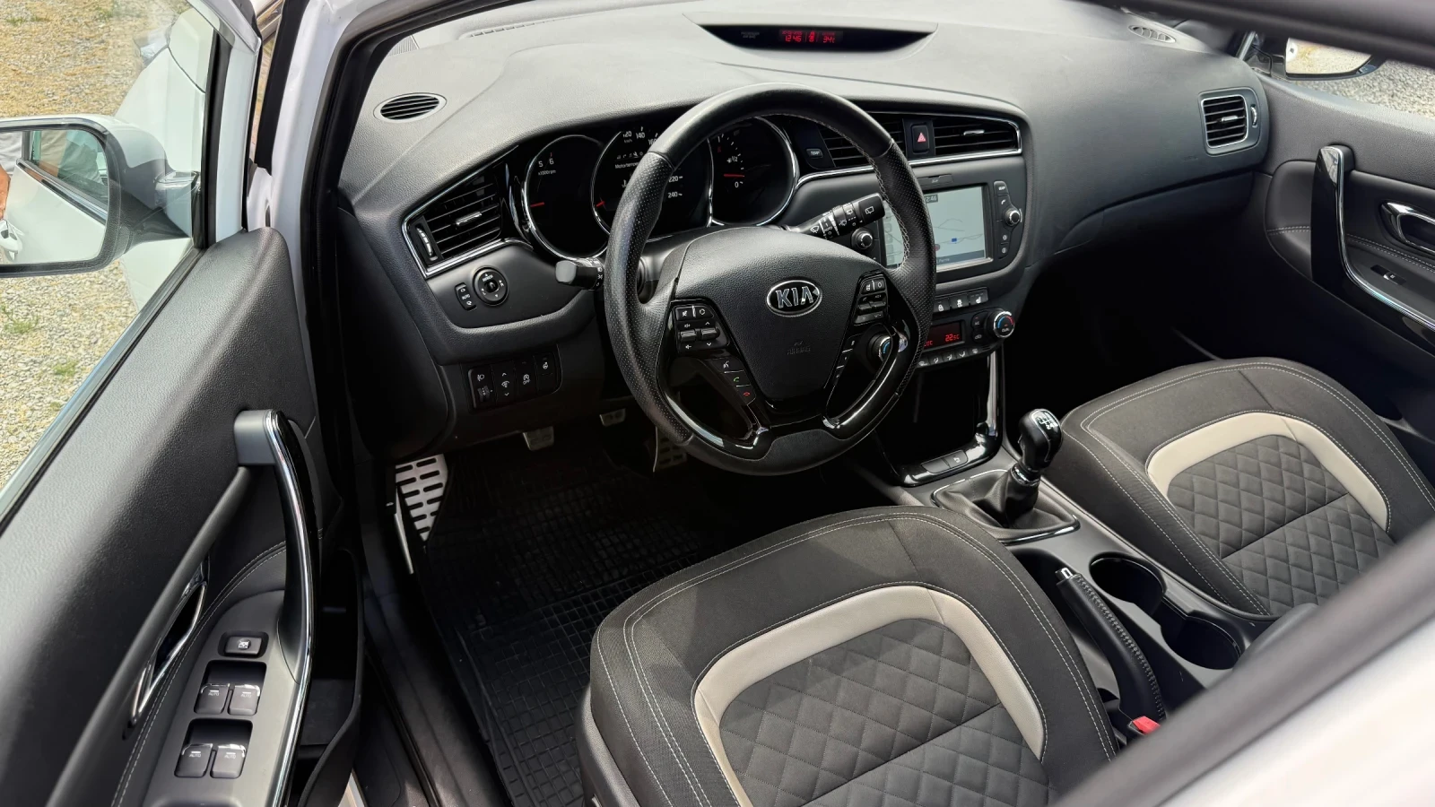 Kia Ceed 1.6CRDi* GT-Line* Navi* Camera* Heated(All)* , снимка 8 - Автомобили и джипове - 55101332