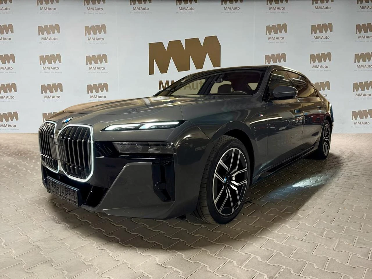 BMW 740 d xDr.* M-Sport* SkyLounge* Гаранция 2029