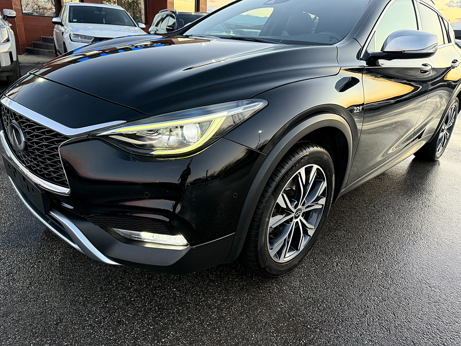 Infiniti QX30 2.2d Premium-4x4-Panorama-Kamera-Led-Bixenon-FULL!, снимка 4 - Автомобили и джипове - 54181327