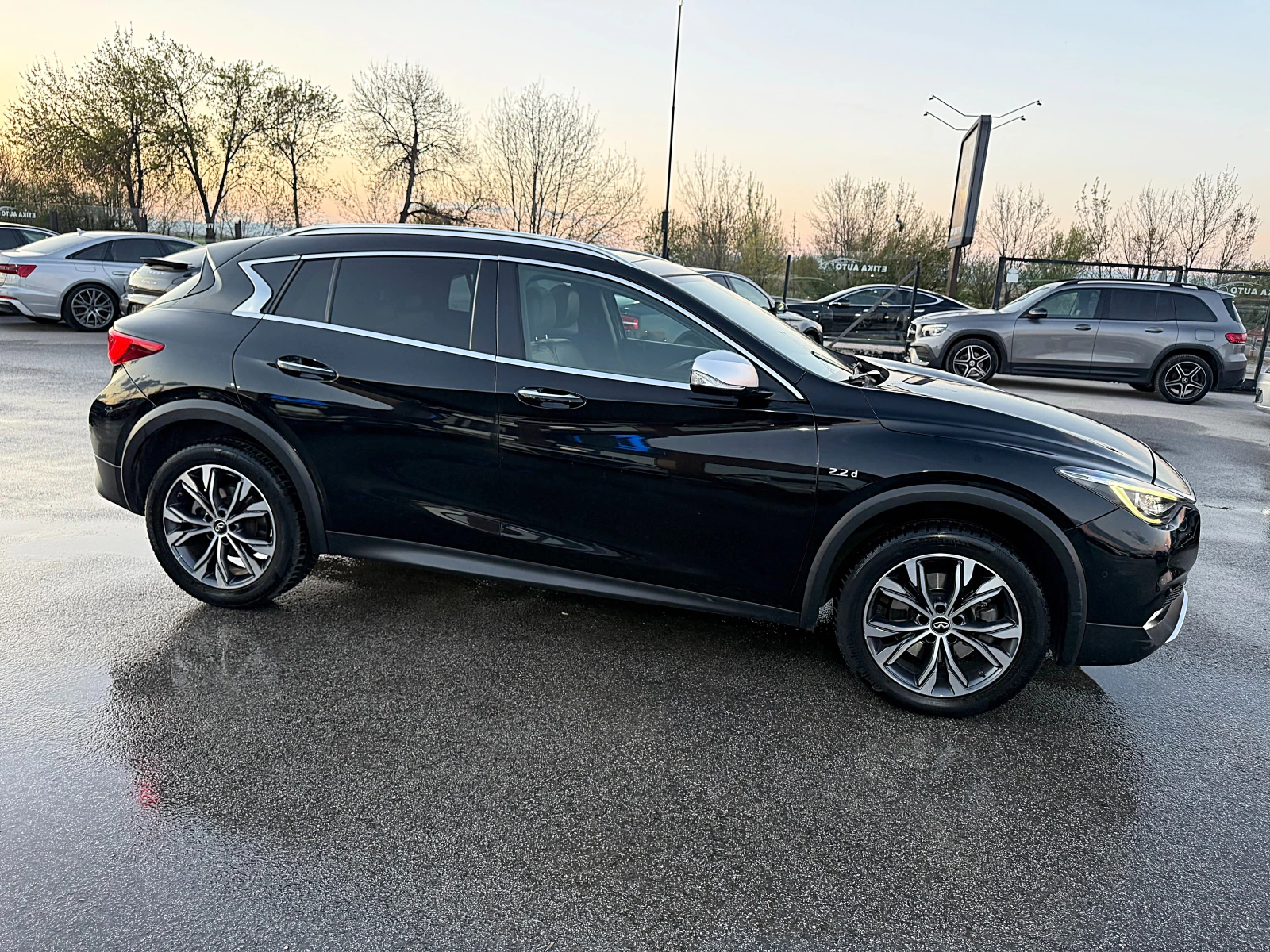 Infiniti QX30 2.2d Premium-4x4-Panorama-Kamera-Led-Bixenon-FULL!, снимка 2 - Автомобили и джипове - 54181327