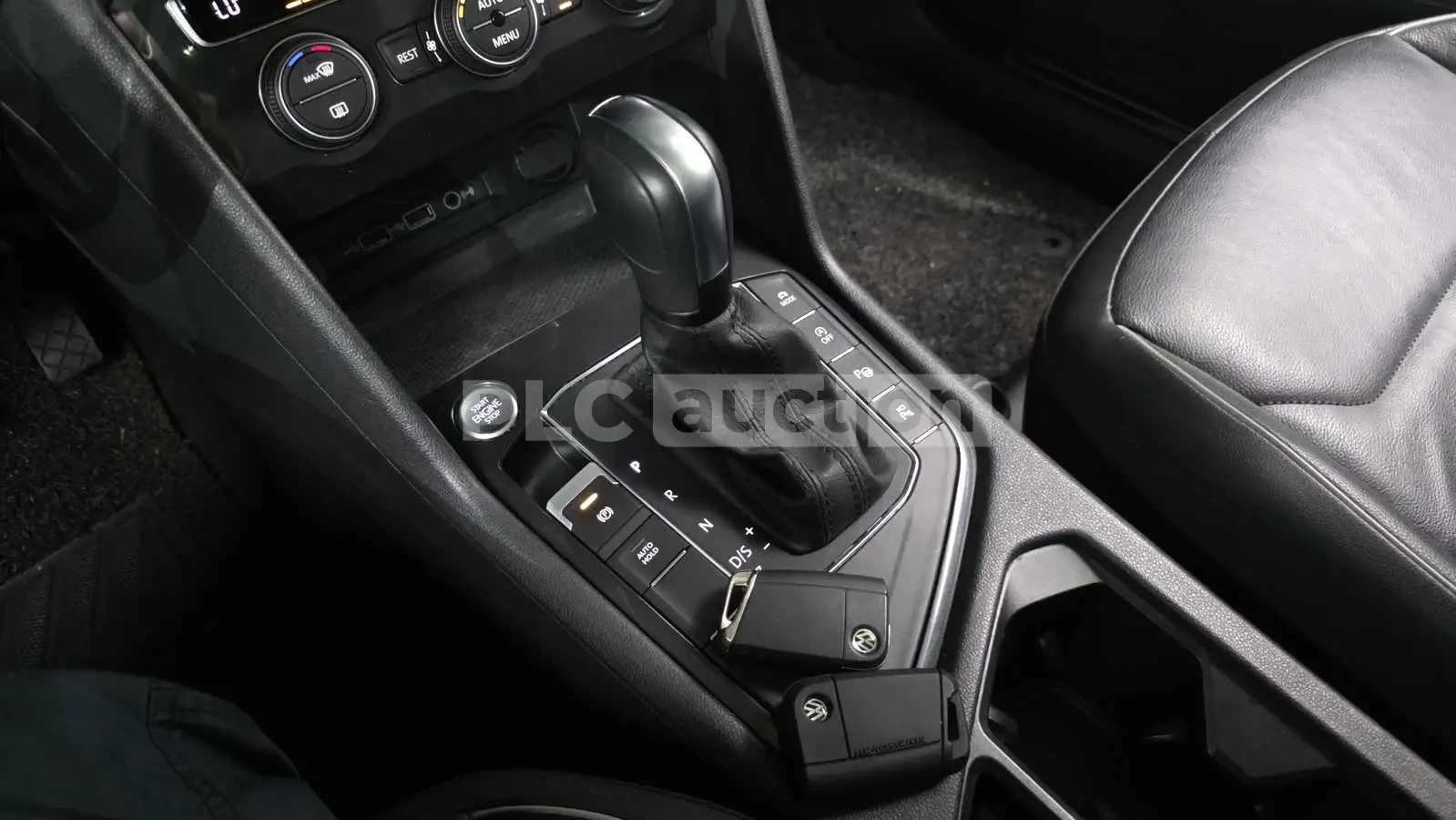 VW Tiguan ПОДГРЕВИ * ПАНО * KEYLESS * АВТОКРЕДИТ , снимка 9 - Автомобили и джипове - 54999062