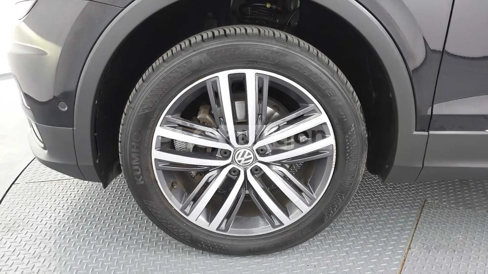 VW Tiguan ПОДГРЕВИ * ПАНО * KEYLESS * АВТОКРЕДИТ , снимка 5 - Автомобили и джипове - 54999062