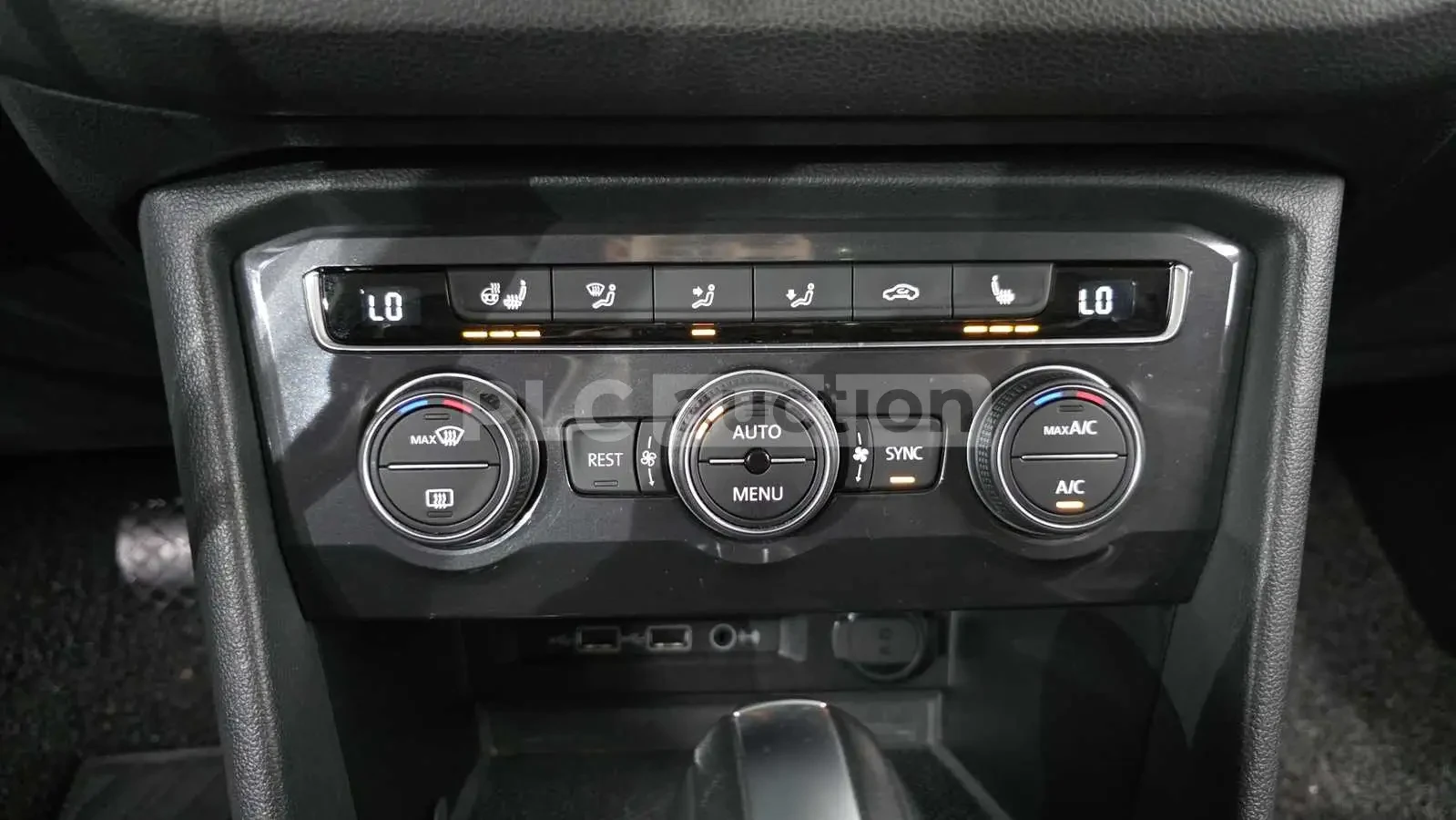 VW Tiguan ПОДГРЕВИ * ПАНО * KEYLESS * АВТОКРЕДИТ , снимка 16 - Автомобили и джипове - 54999062