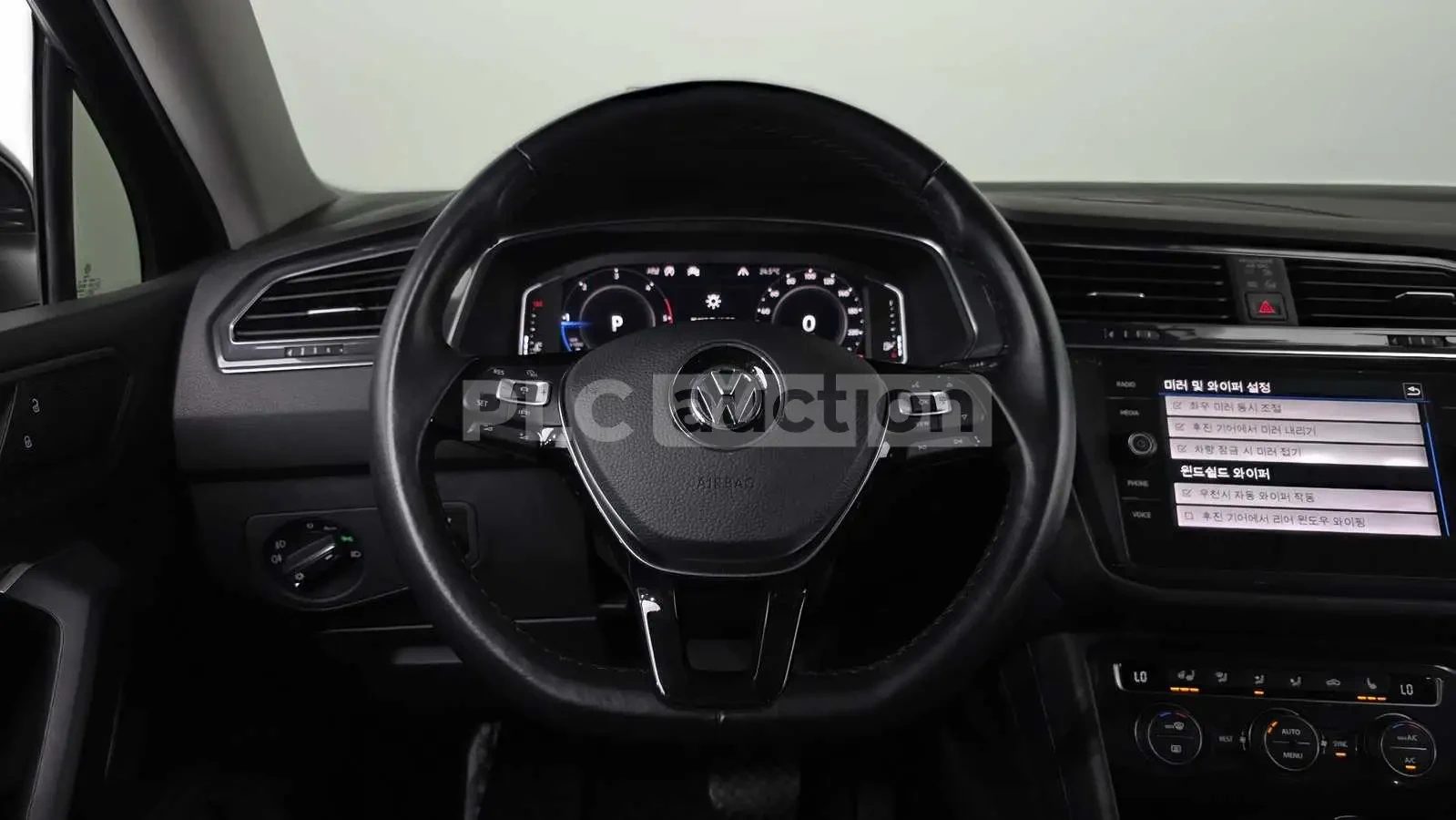 VW Tiguan ПОДГРЕВИ * ПАНО * KEYLESS * АВТОКРЕДИТ , снимка 14 - Автомобили и джипове - 54999062