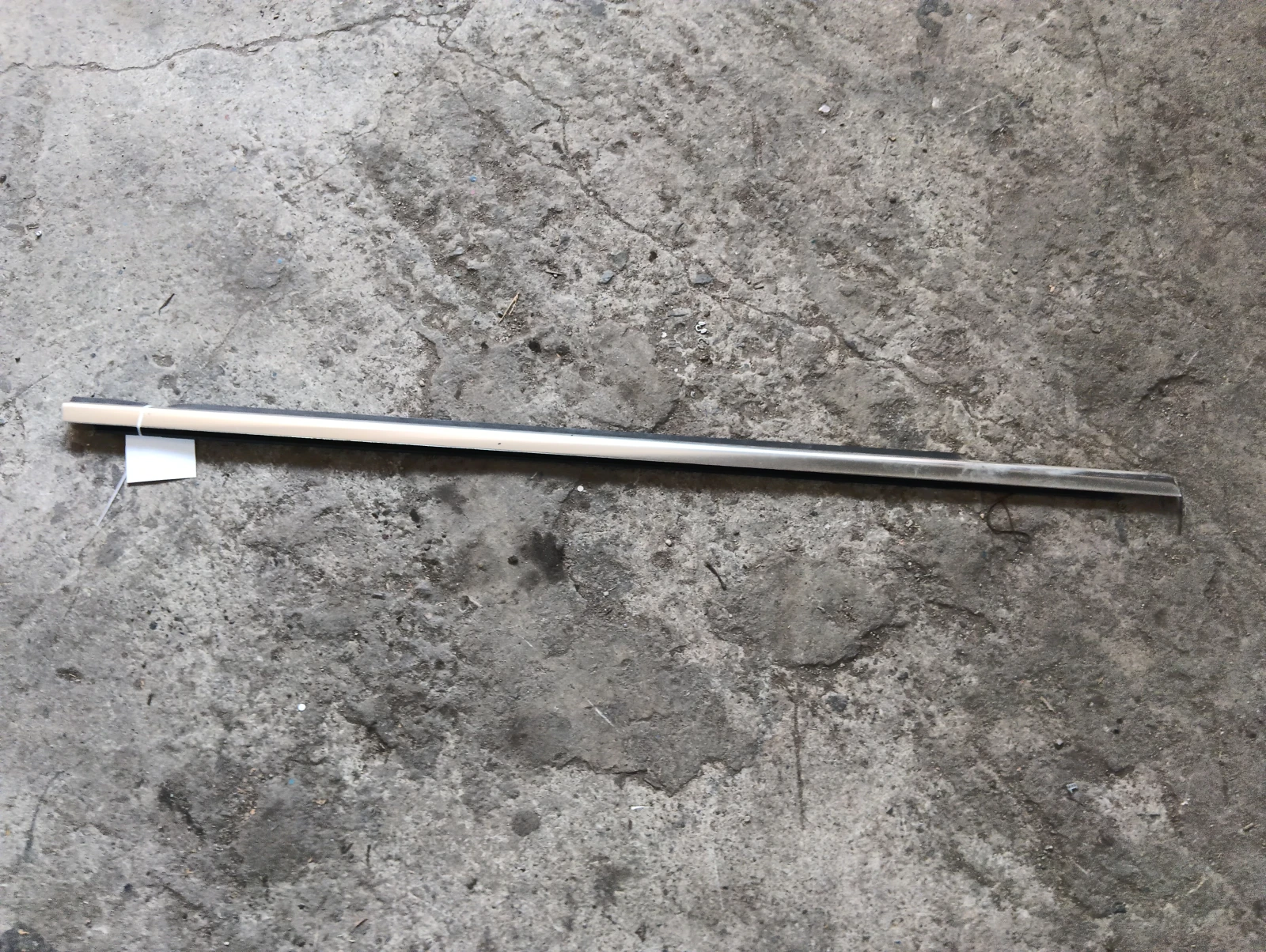 лайсна за (предна дясна врата) 3C8837476F VW Passat CC