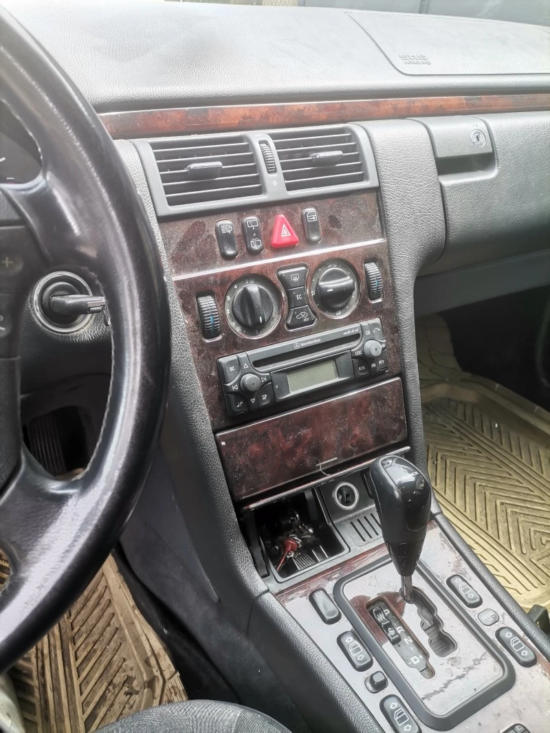 Mercedes-Benz E 220 E220, снимка 8 - Автомобили и джипове - 48097981