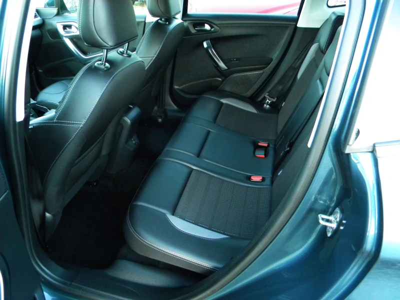 Peugeot 2008 112000км* FACE LIFТ-1.2ТURBO* ALLURE* КАТО НОВО* E, снимка 11 - Автомобили и джипове - 53132613