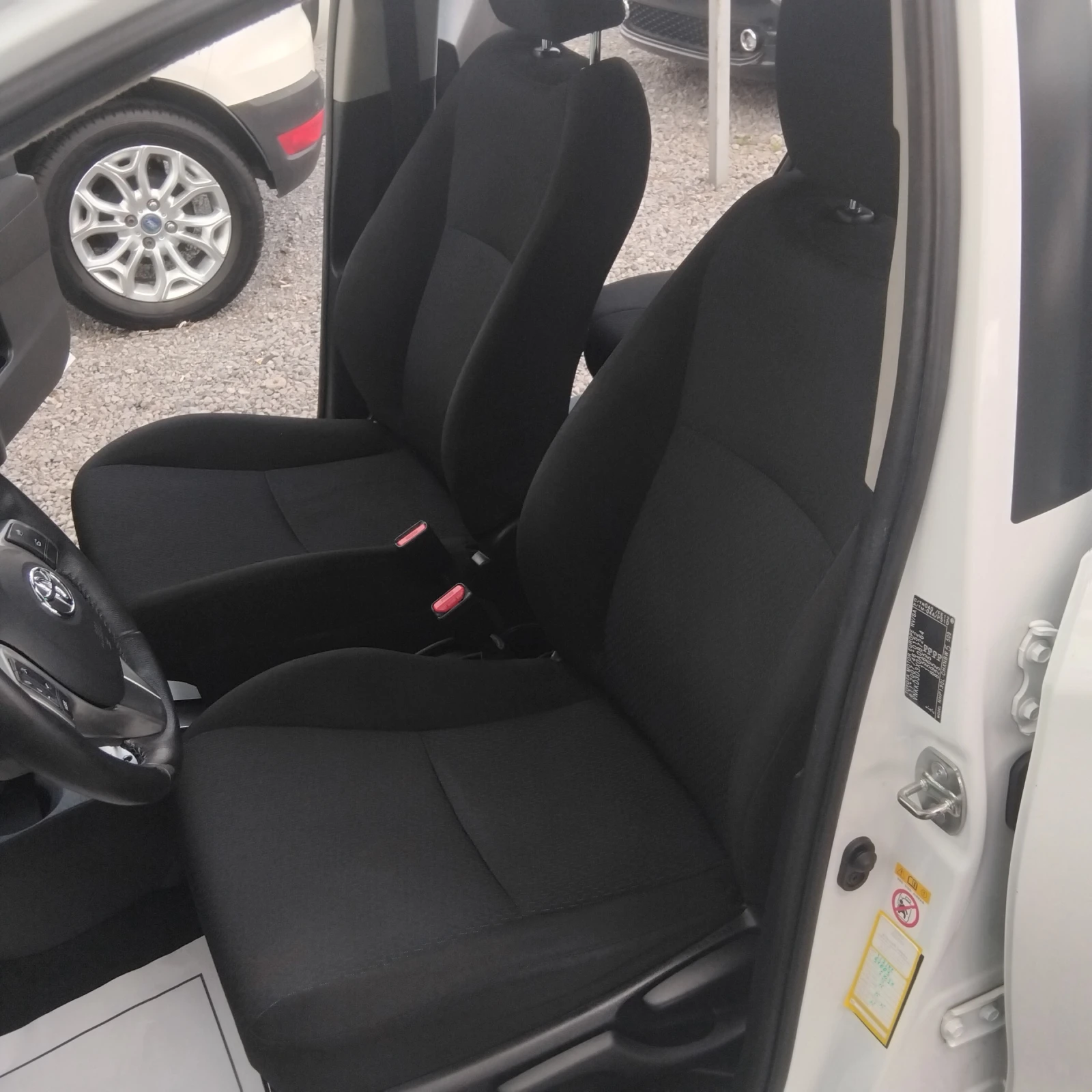 Toyota Yaris 1.5Hybrid 127000KM, снимка 9 - Автомобили и джипове - 54969691
