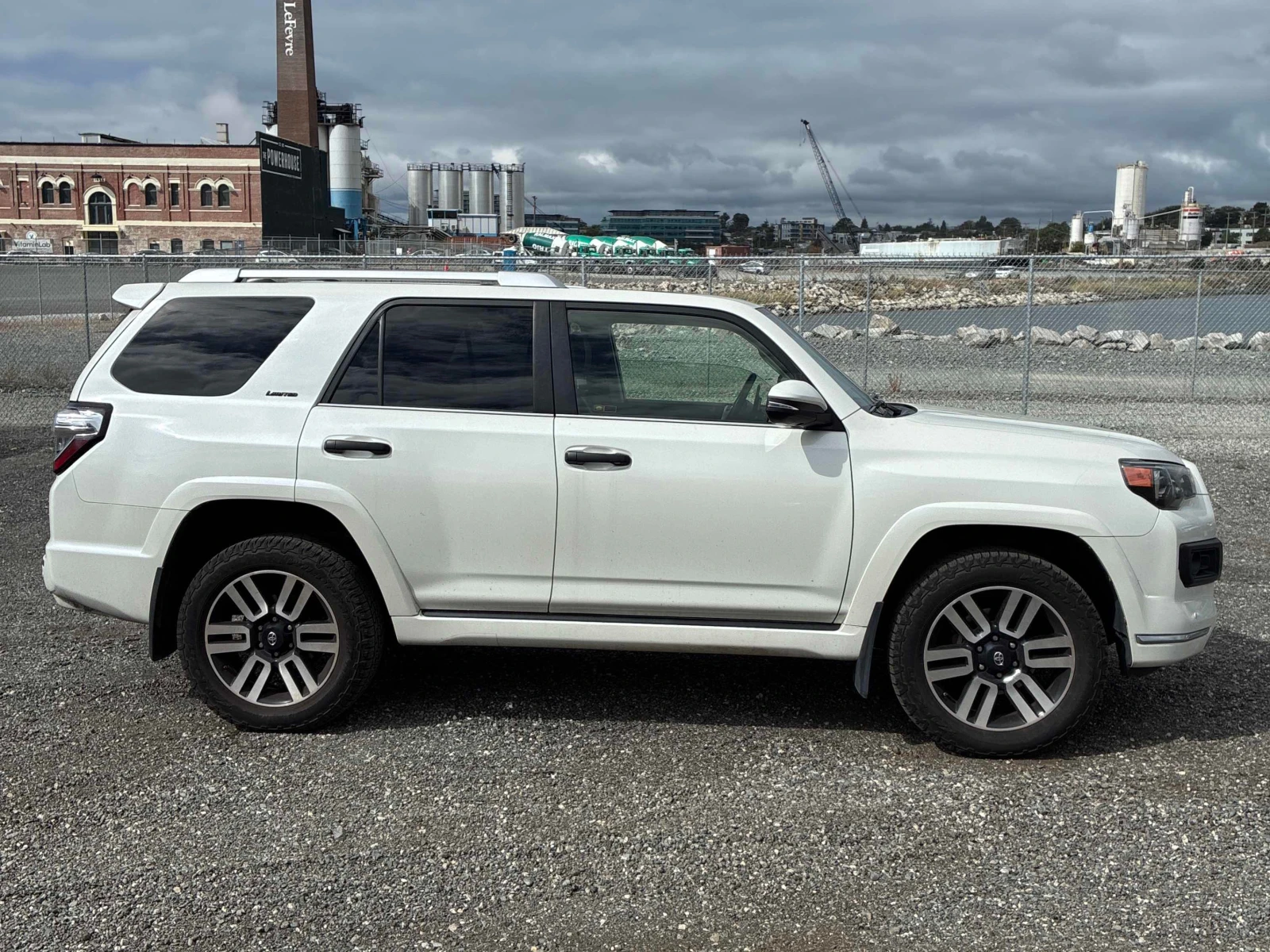 Toyota 4runner * 4WD * АВТОКРЕДИТ БЕЗ ПЪРВОНАЧАЛНА ВНОСКА* , снимка 3 - Автомобили и джипове - 55953389