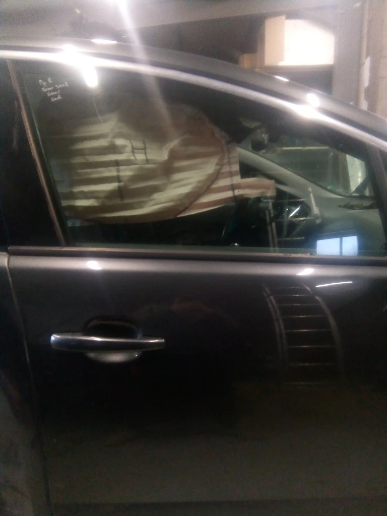 стъкло предно дясно Пежо 3008