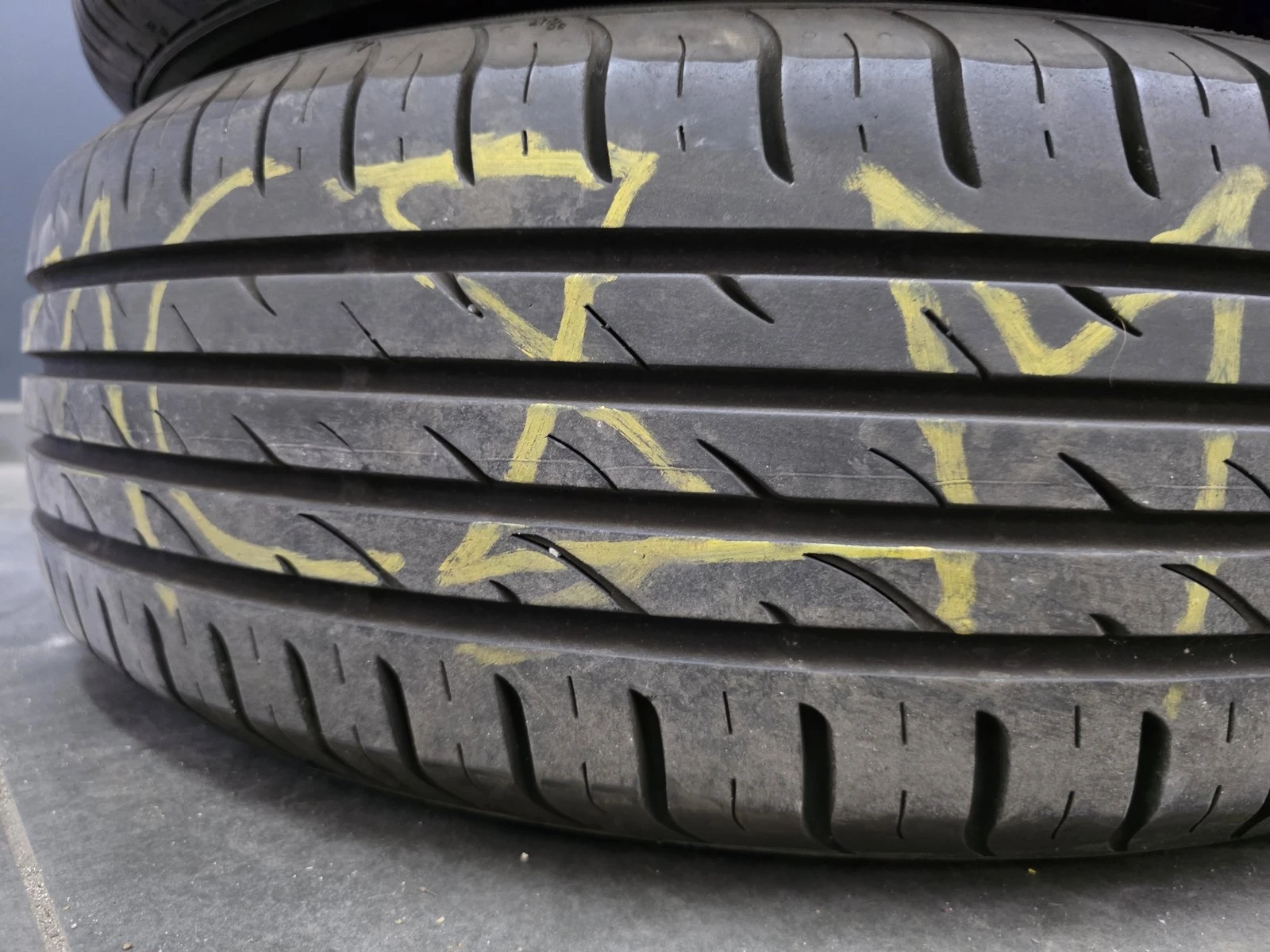 Гуми Летни 215/60R17, снимка 4 - Гуми и джанти - 56731040