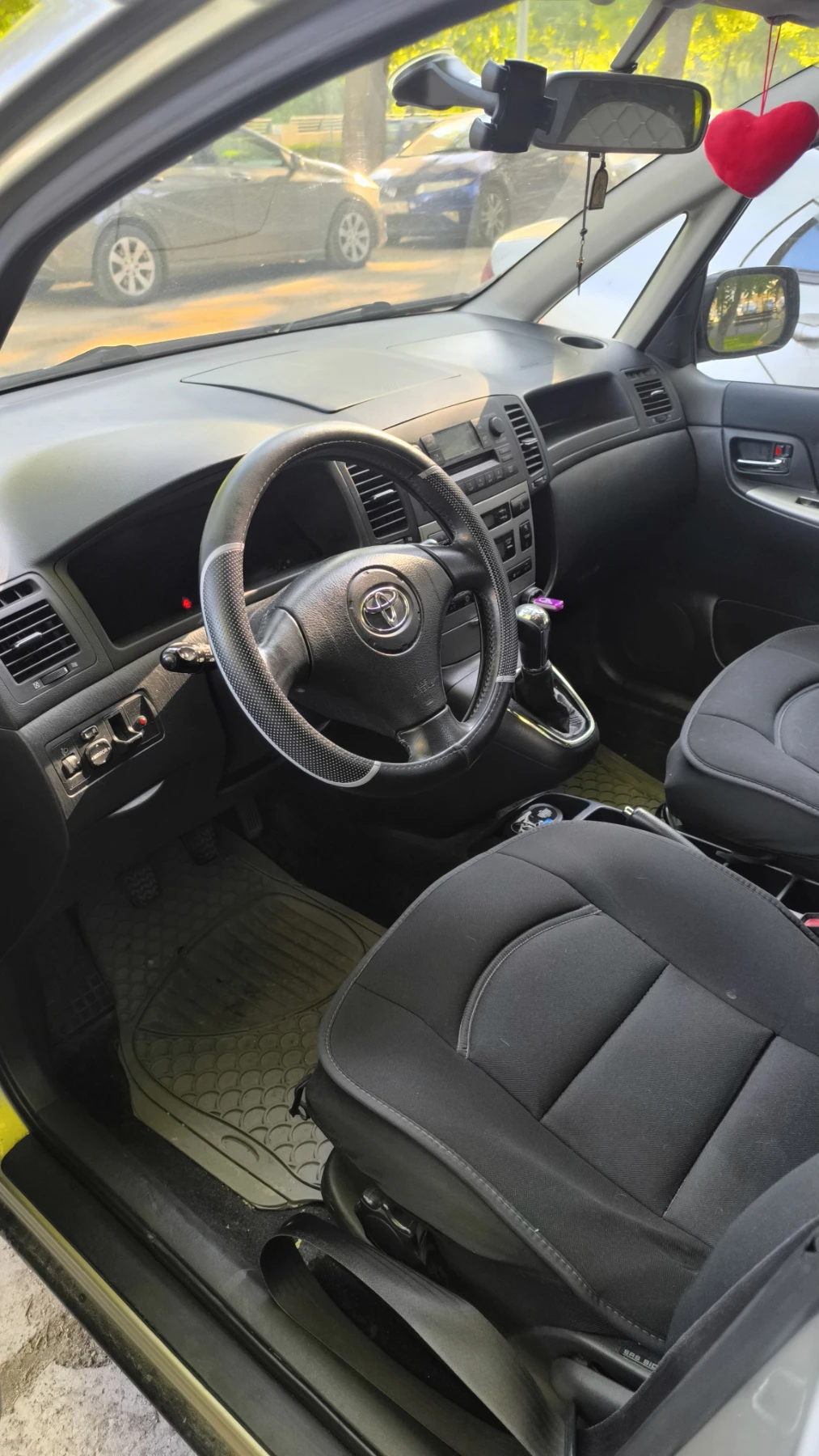 Toyota Corolla verso 2.0 - изображение 6