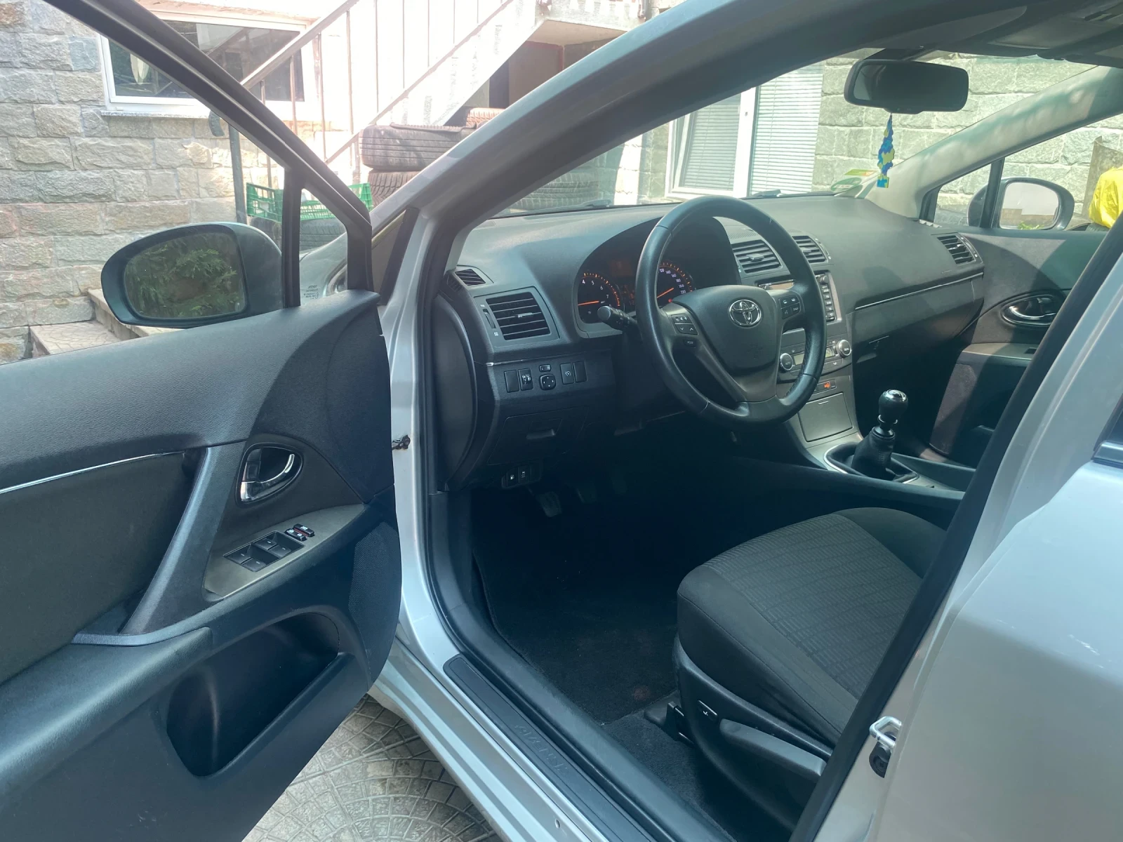 Toyota Avensis 1.8 VVT-i, снимка 8 - Автомобили и джипове - 53860112