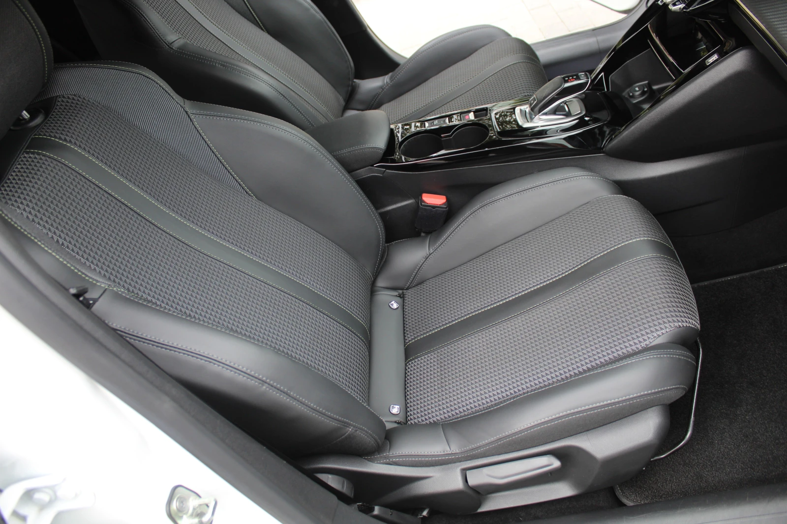 Peugeot 208 1.2I GT KAPARIRANA, снимка 14 - Автомобили и джипове - 55062654